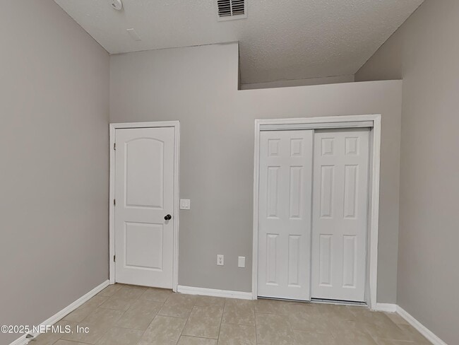 Building Photo - 250 Parkview Dr