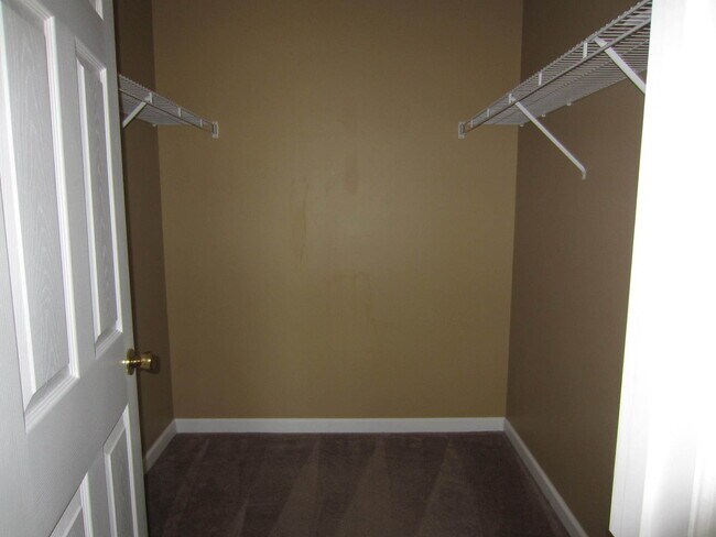 Building Photo - 2Bed/1Bath Apartment!