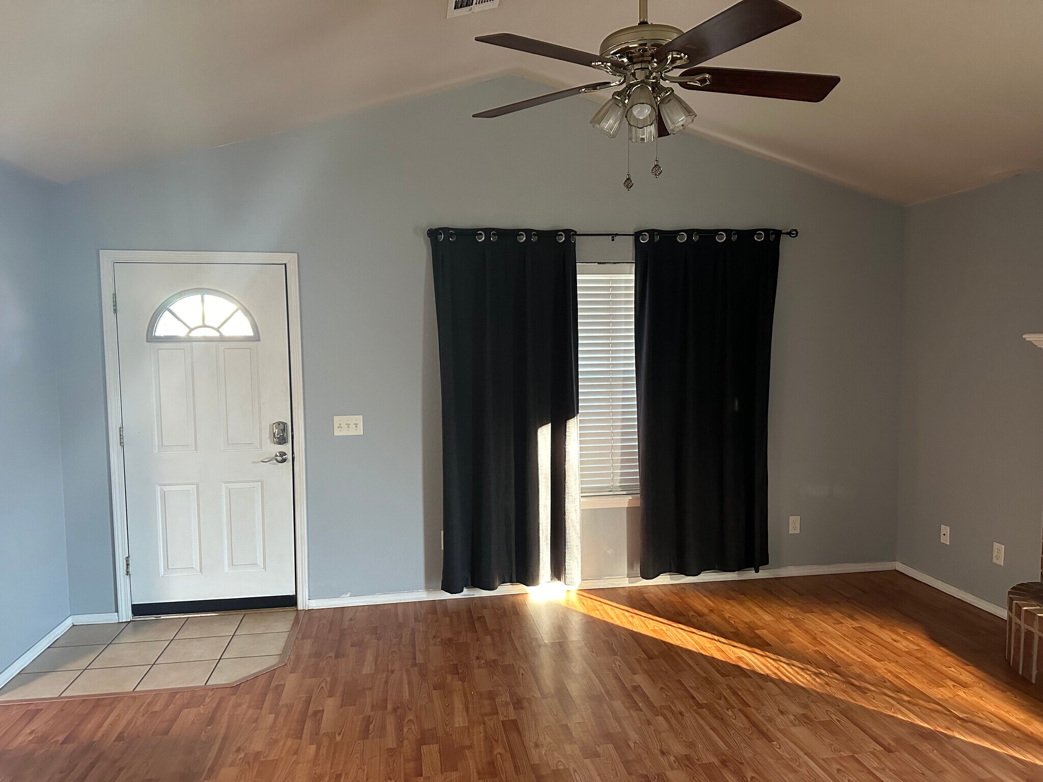 Living room - 1004 Shadowlake Rd