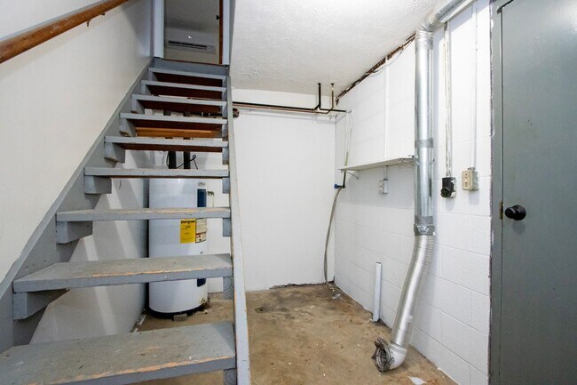 Building Photo - Two bedroom apartment