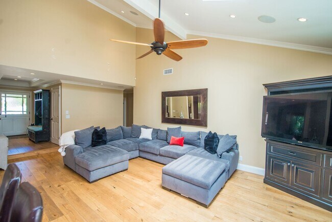Building Photo - Welcome to Paradice - SHOWINGS START AUGUST 1