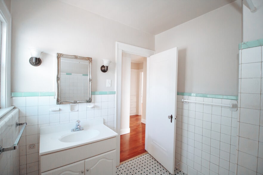 Building Photo - 3744 Bowen Rd