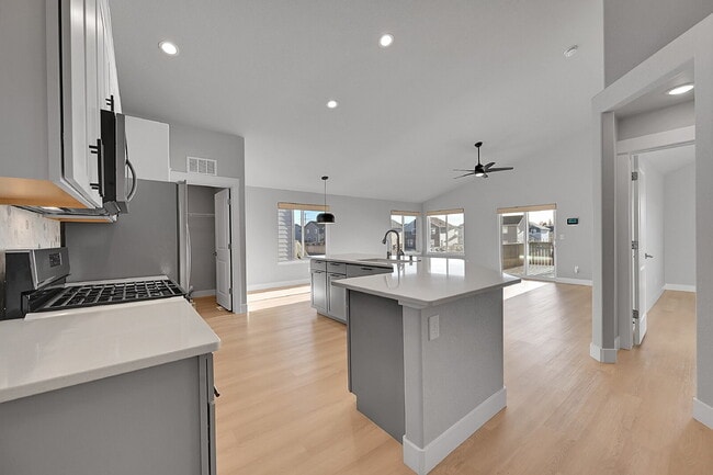 Building Photo - $2,650.00, 5-bed, 3-bed ranch-style home located in Colorado Springs with a large back yard.