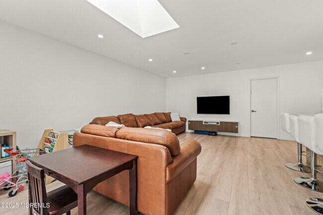 Building Photo - 14 Darien Dr