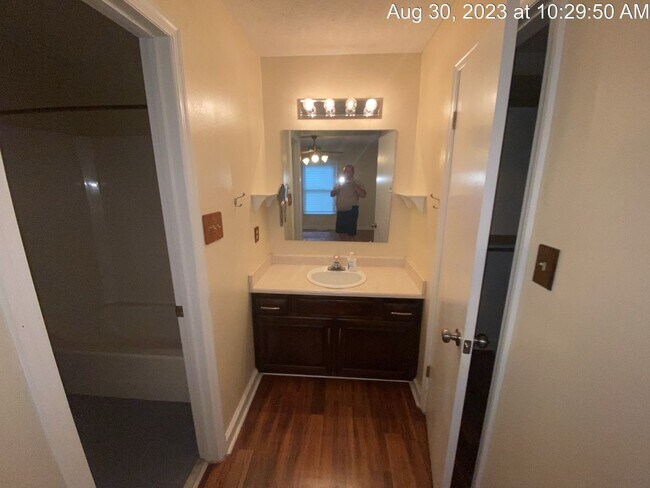 Building Photo - 429 Oakgrove Dr