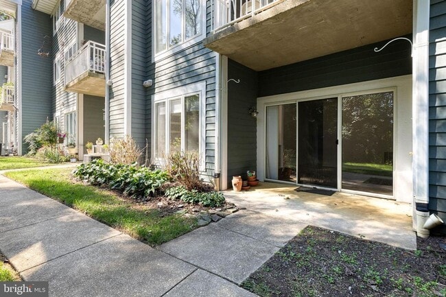 Building Photo - Beautifully updated 2 bed 2 bath patio-lev...
