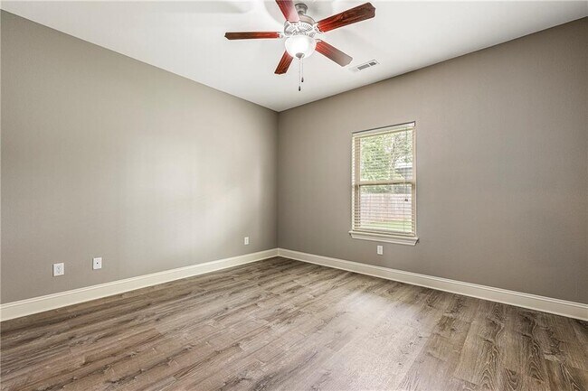 Building Photo - 4403 W Meadow Oaks Dr