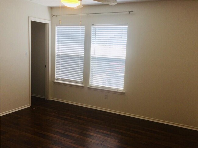 Building Photo - 826 Palitine Ln