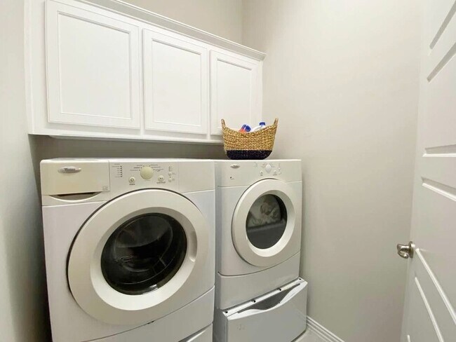 Building Photo - 2612 Cathedral Dr