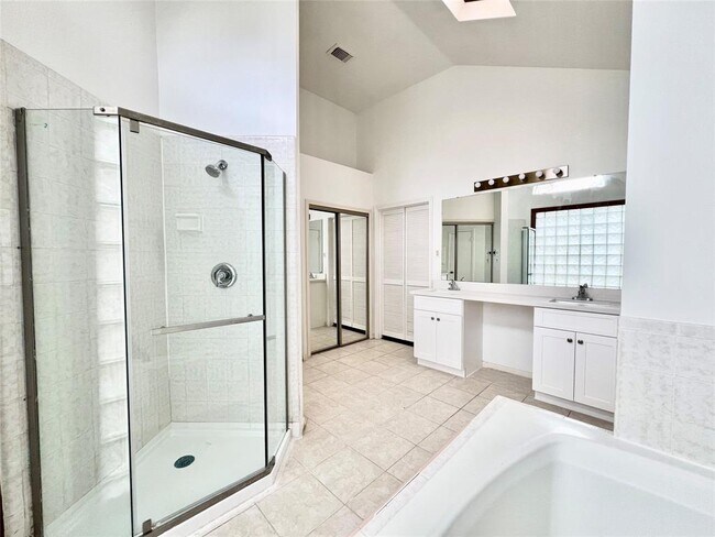 Building Photo - 10119 Reedwood Ln