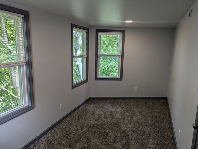 Building Photo - Newly Remodeled 2nd floor Apartment with v...