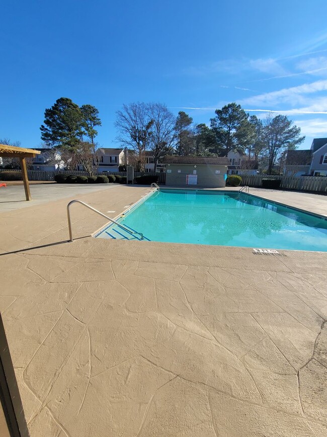 Building Photo - Located in Caneel Cove this 2 bed 2 bath townhome features hardwood floors throughout ,