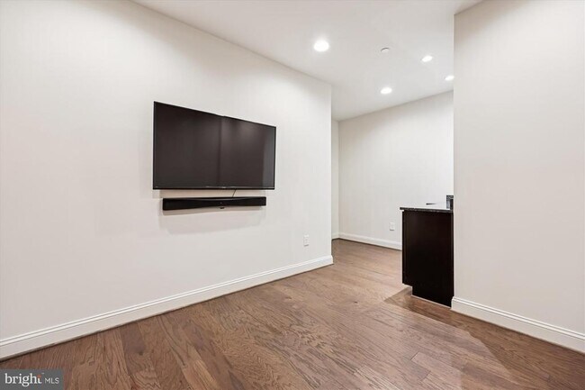 Building Photo - 448 Salk Cir