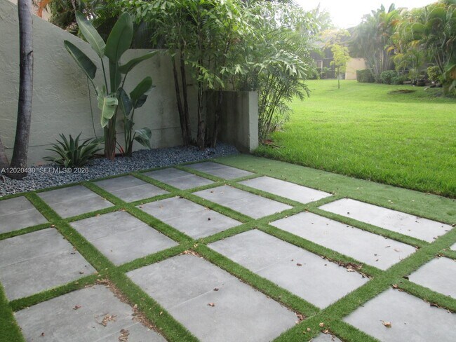Building Photo - 3843 Alcantara Ave
