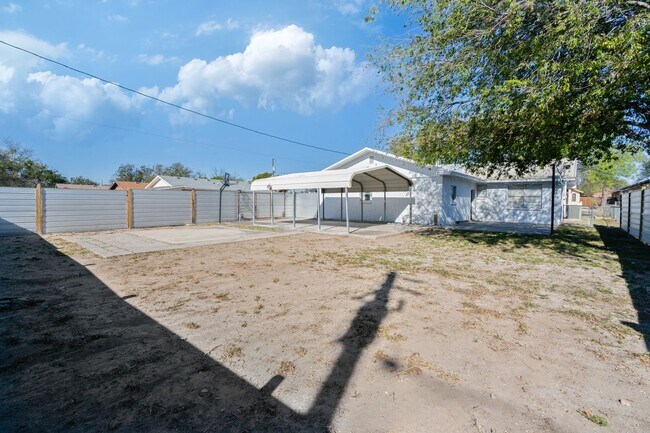 Building Photo - Vacant