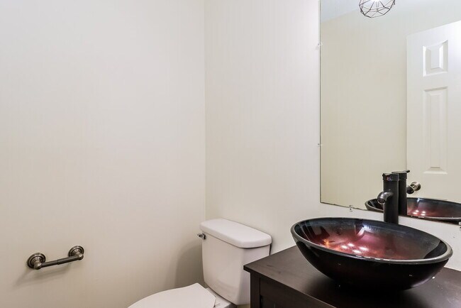 Building Photo - 6335 Teaneck Pl