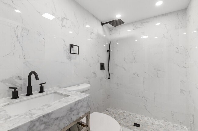 Building Photo - 410 76th St