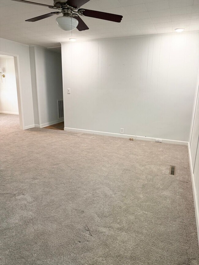 Building Photo - Charming Move-In Ready Home with Bonus Space & Spacious Yard!