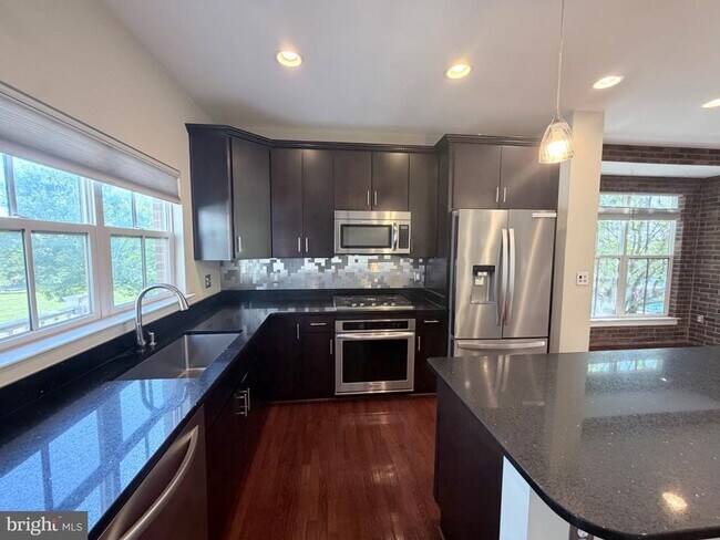 Building Photo - 4560 Longfellow St