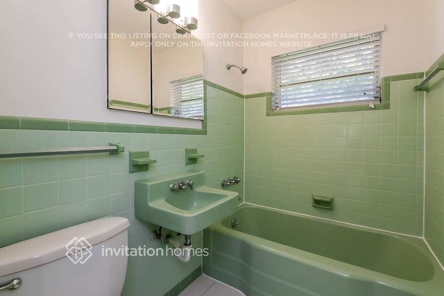 Building Photo - 206 S 57th Way