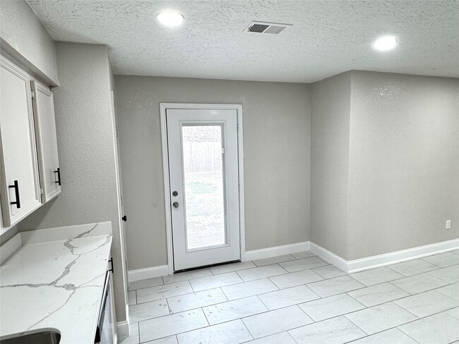 Building Photo - 6321 Apache Dr