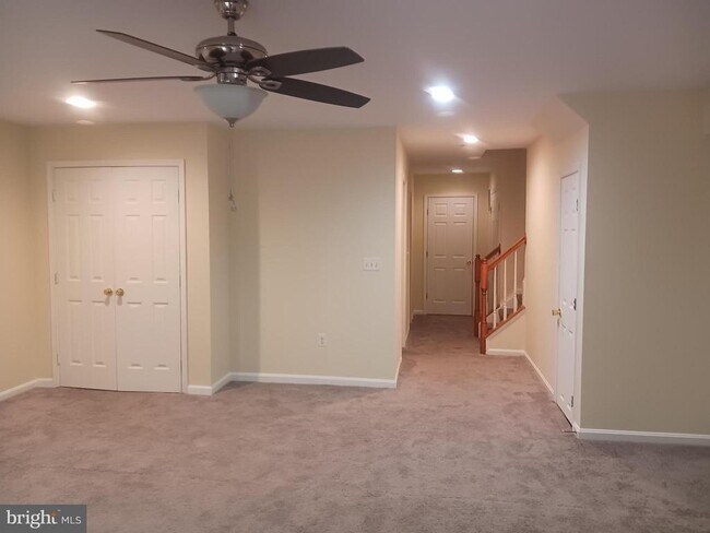 Building Photo - 205 Hillside Ct