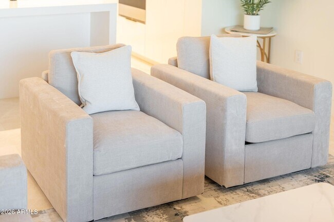 Building Photo - 6587 N Palmeraie Blvd