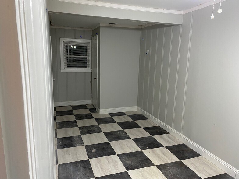 Building Photo - 1805 Brook Hollow Dr