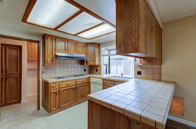 Building Photo - 6260 N Palm Ave