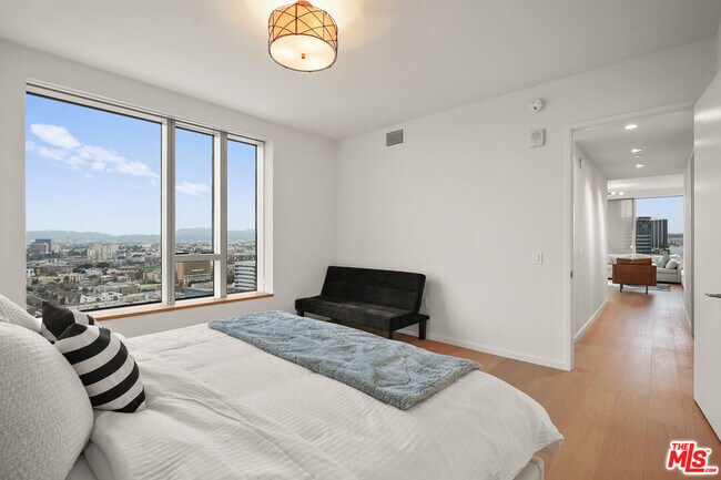 Building Photo - 889 Francisco St