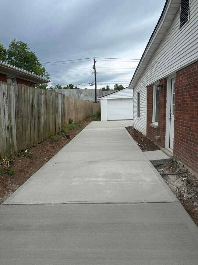 Building Photo - 686 Eden Rd