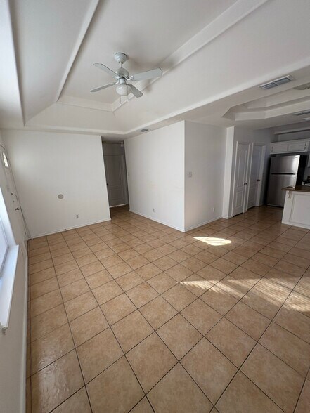 Building Photo - 900 S Palm Dr