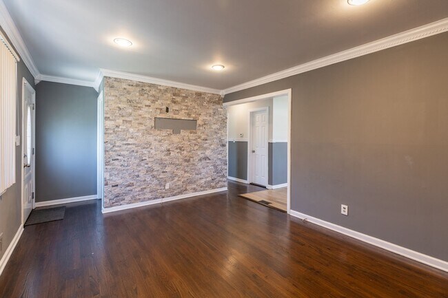 Building Photo - 4 bedrooms 1 bath