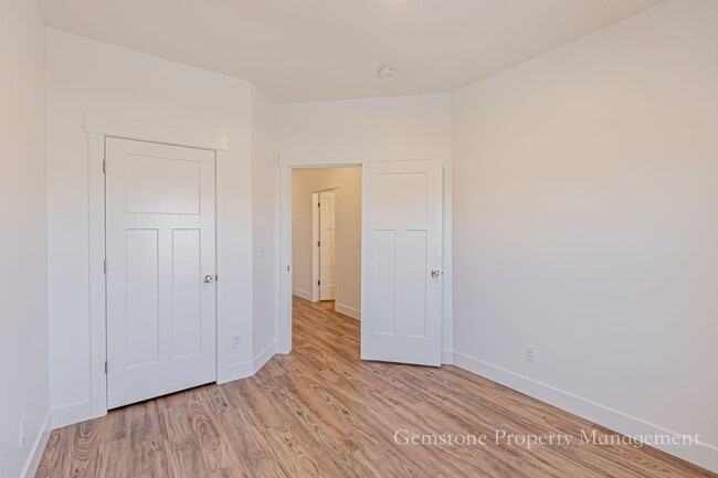 Building Photo - Darling 3 Bed 2.5 bath townhome in Sugar City, ID - with monitored Home Security System included ...