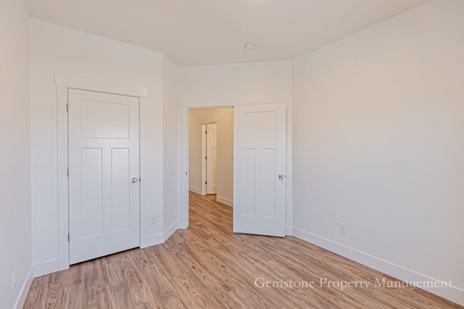 Building Photo - END UNIT - Darling 3 Bed 2.5 bath townhome...