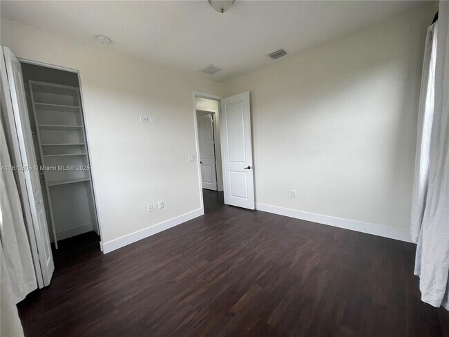 Building Photo - 3316 W 98th Pl