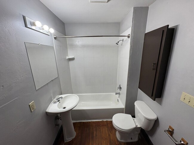 Building Photo - Large Kitchen, Hardwood Floors, Laundry included