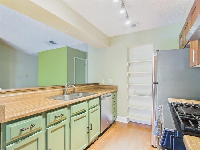 Building Photo - 3839 Dry Creek Dr