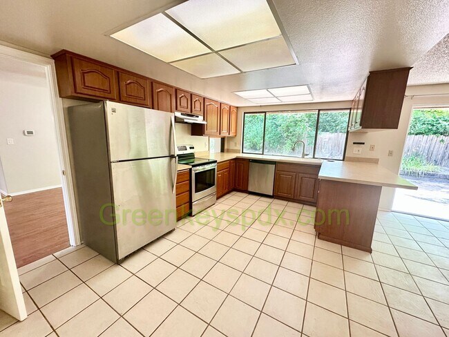 Building Photo - Gorgeous 4 Bedroom 2 Bath with Fully Fence...