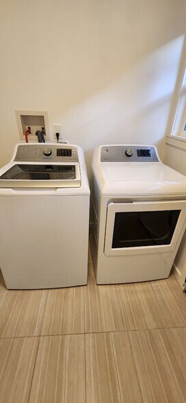 Building Photo - 2508-2508 NE Sumner St