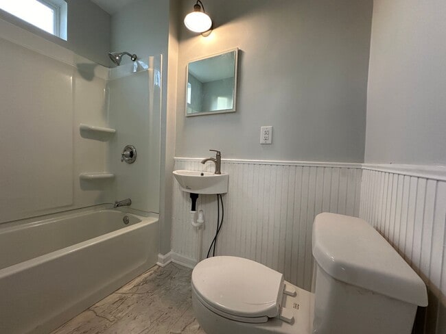 Building Photo - 824 Fifth NW