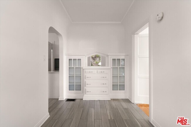 Building Photo - 2002 Kelton Ave