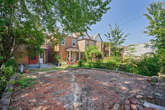 Building Photo - Newly Renovated 4 Bed, 2 Bath Home - Off-S...