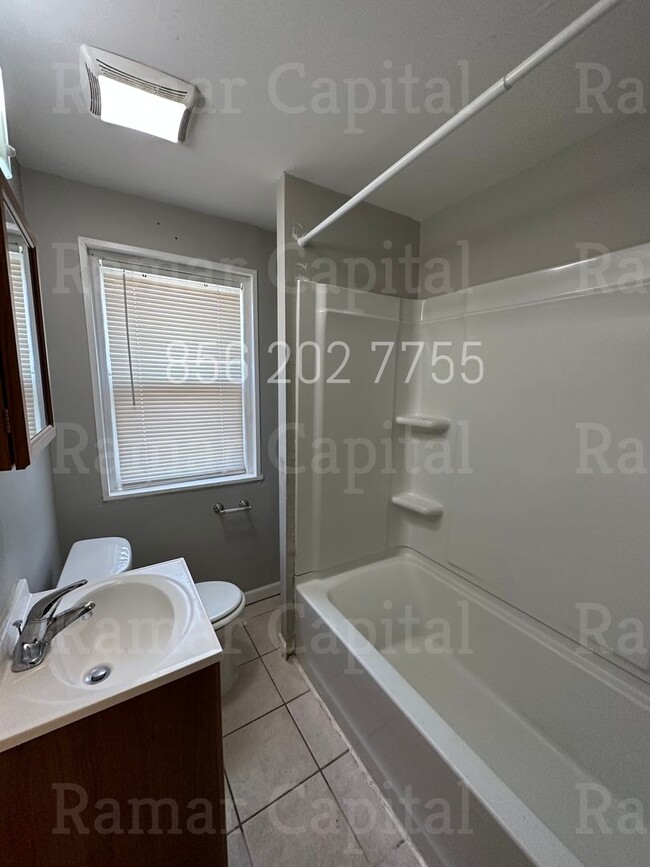 Building Photo - 3 Bedroom / 1 bath Row-house available NOW!!!