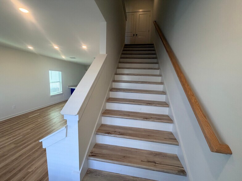 Building Photo - 2323 Discovery Loop