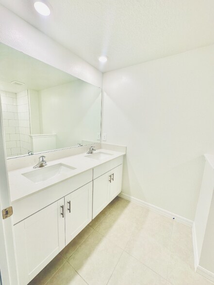 Building Photo - 9441 Cannon Bch Dr
