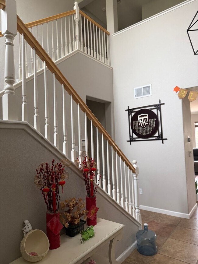 Building Photo - Gorgous 4 bedroom, 3 full bath home with pool