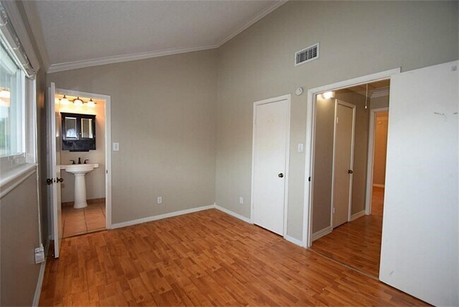 Building Photo - 9323 Westwood Village Dr
