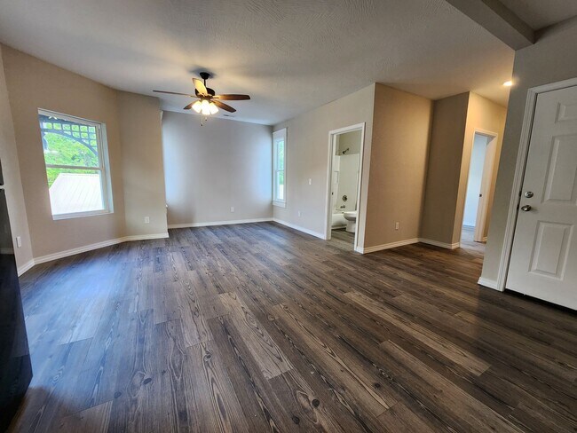 Building Photo - Spacious 2-Bedroom, 1-Bathroom Home AVAILA...