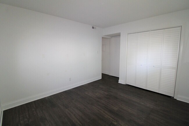 Building Photo - (Coming Soon) 2 Bedroom Condo In South Park!